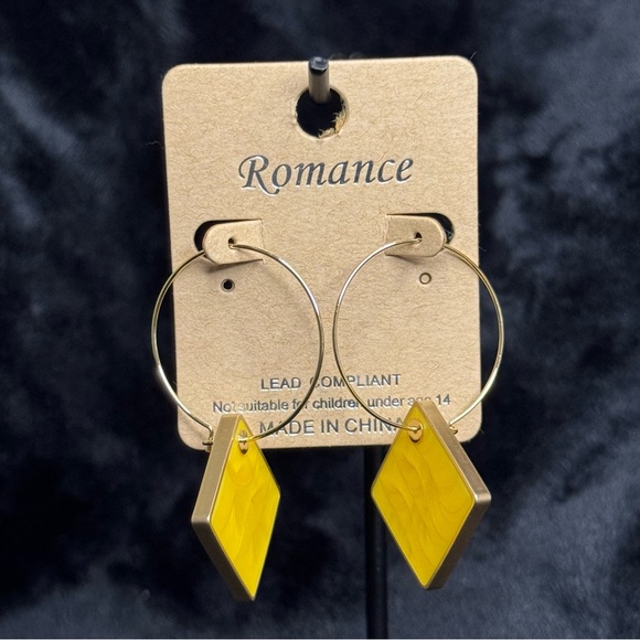 🌴 Yellow Geometric Hoop Earrings - Picture 4 of 4